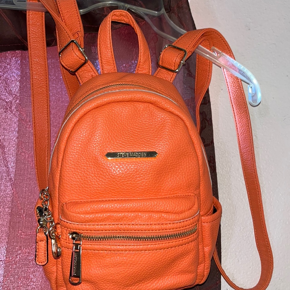 orange steve madden backpack <3